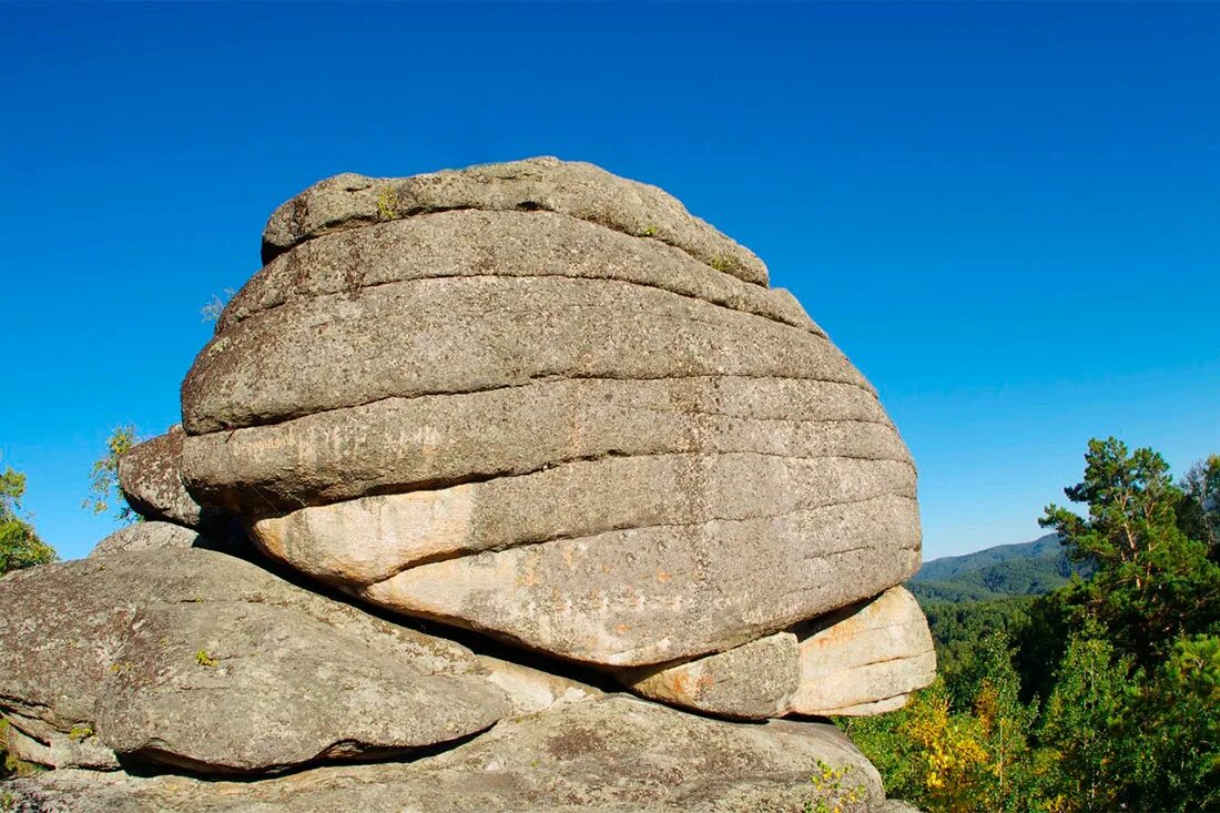 Гора церковка в белокурихе. Гора круглая белокуриха подъем. Гора круглая белокуриха. Гора церковка алтайский край. Скала врата любви белокуриха.