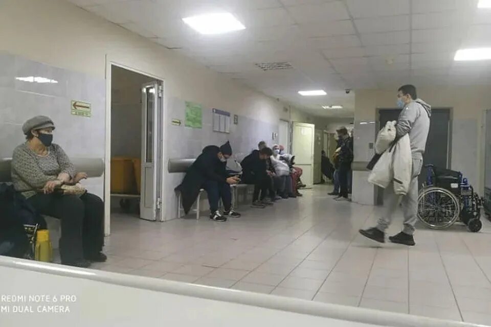 Пришла в больницу русское. Очередь в больнице на ковид Екатеринбург. Пациенты в коридоре поликлиники. Коридор поликлиники с людьми. Коридор больницы с людьми в очереди.