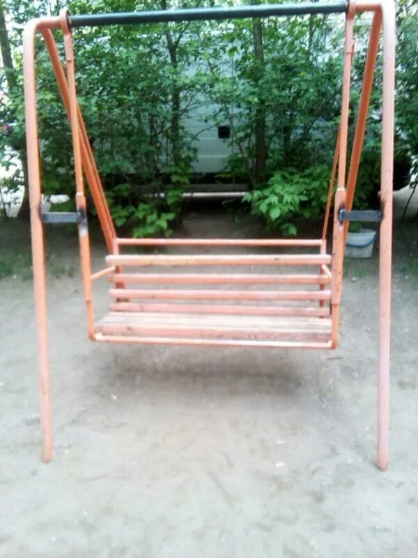 Старинная карусель. Старая качель. Старые качели во дворе. Старая детская площадка во дворе. Советские качели.
