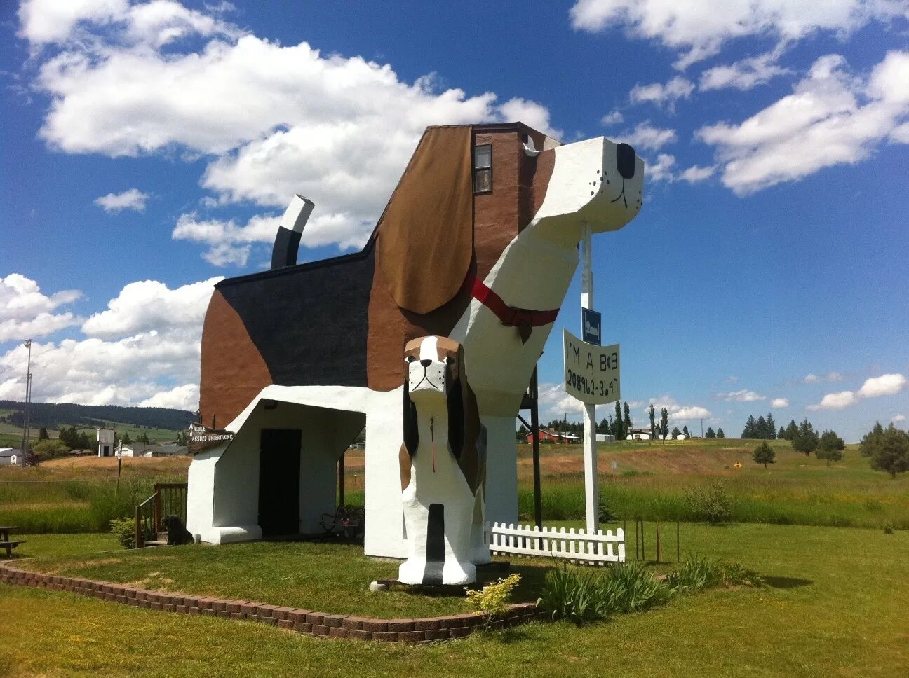 Дом в виде женщины. Dog bark park inn сша, айдахо, коттонвуд. дом-собака (айдахо, сша). дом собака в айдахо. необычный дом.