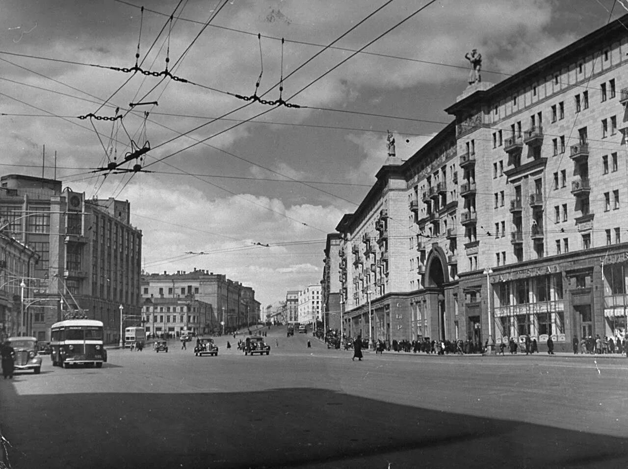Улица горького в москве. Тверская улица 1941 год. тверская улица москва ссср. улицы москвы 1941 года.