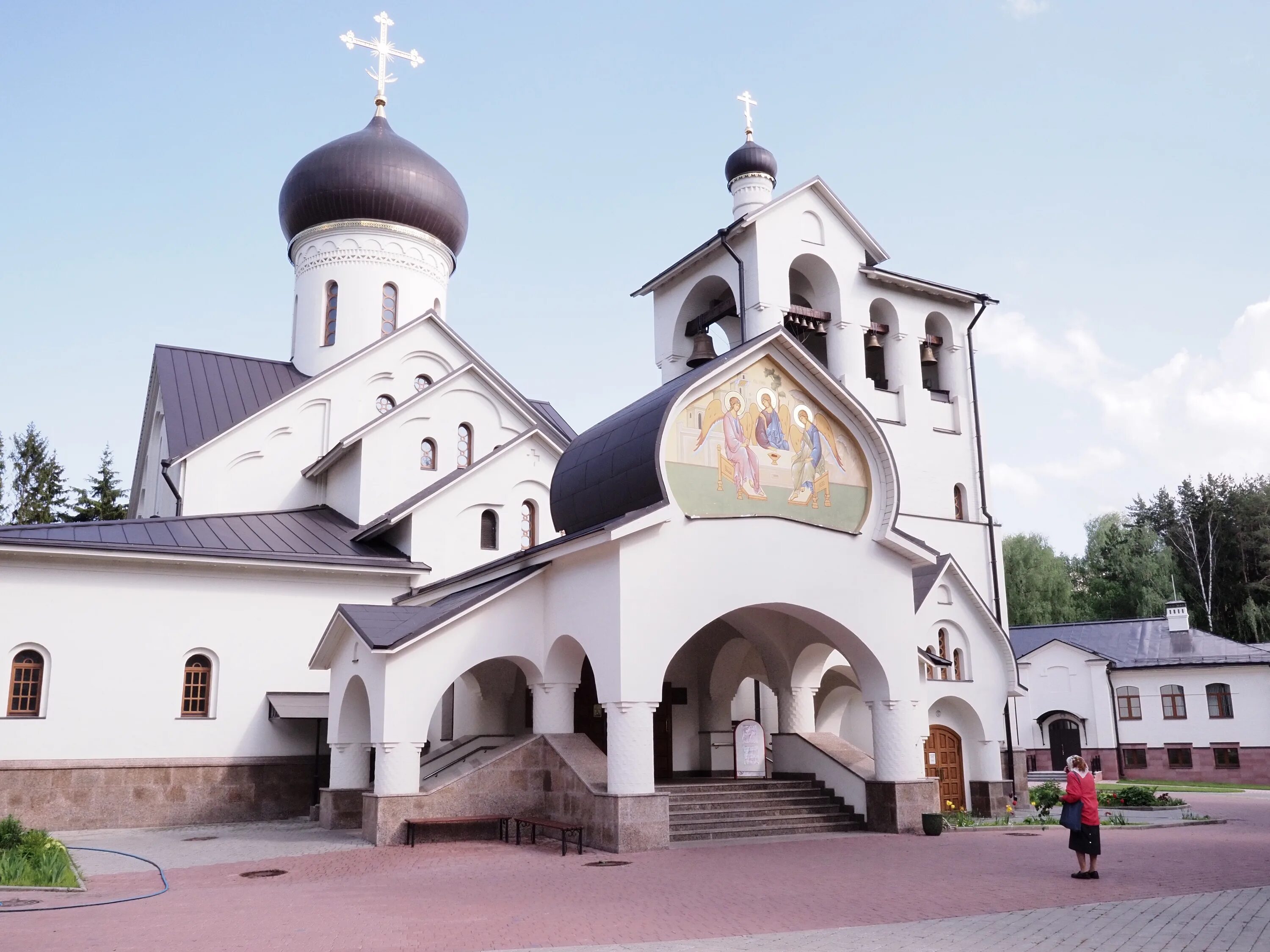 Город троицк храмы. Церковь Тихвинской иконы Божией матери Троицк. Храм Живоначальной Троицы в Троицке. Церковь Троицы Живоначальной в Троицком. Тихвинский храм храм Троицк.