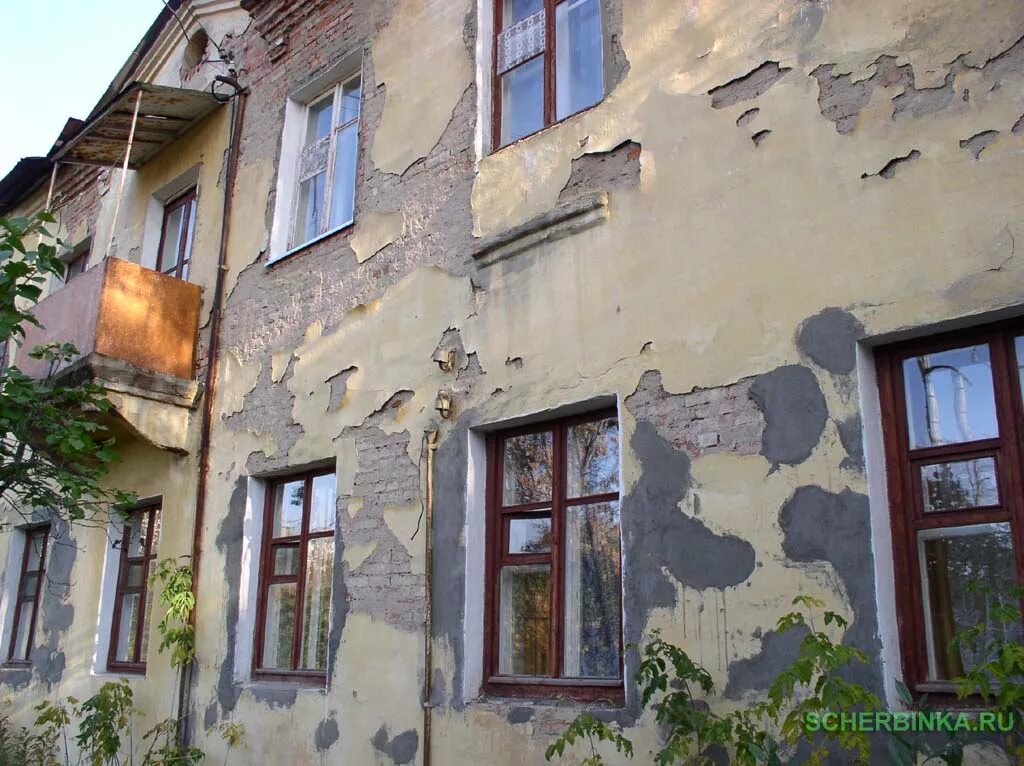 Аварийный дом. Как узнать аварийный дом или нет. Как узнать аварийный дом или нет. Расселить жильцов аварийного дома. Ветхое жилье в россии.