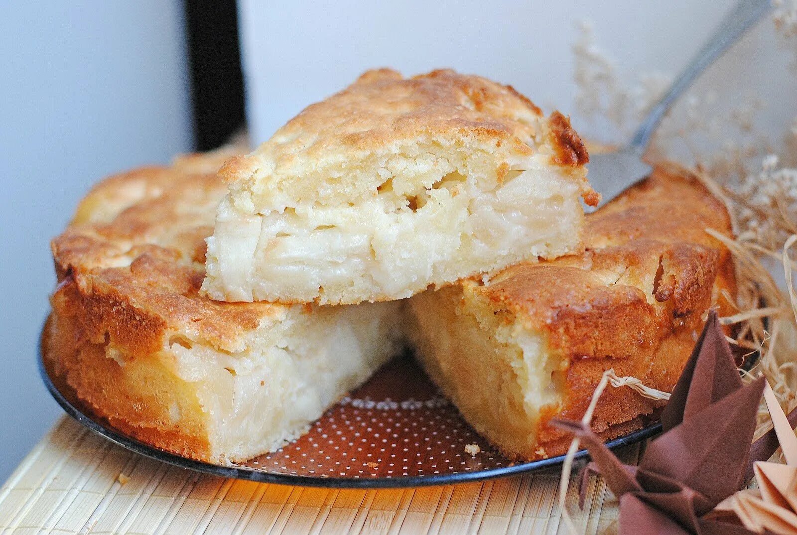 Тесто творог яблоки в духовке. Выпечка с творогом и яблоками. Пирог с творогом. Яблочный пирог с творожным тестом. Творожное тесто для пирога с яблоками в духовке.