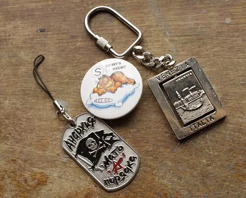 Брелок из пвх по индивидуальному дизайну. Брелок в виде сердца. Брелок спотифай. V2 брелок стандофф 2 челики. Два брелока.