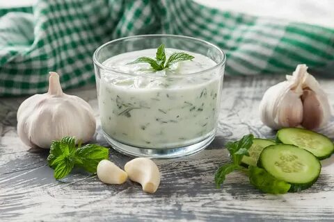 Йогурт с чесноком и зеленью