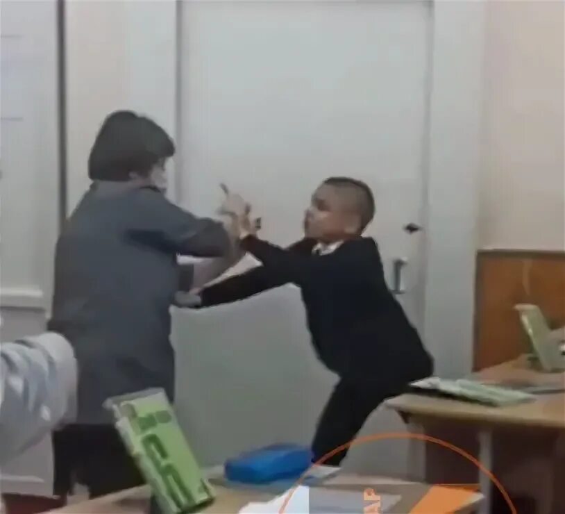 Учителя выгнали из класса. Учитель выгоняет из класса. Школьника выгнали из школы. Ученика выгнали с урока. Учитель выгоняет из класса.