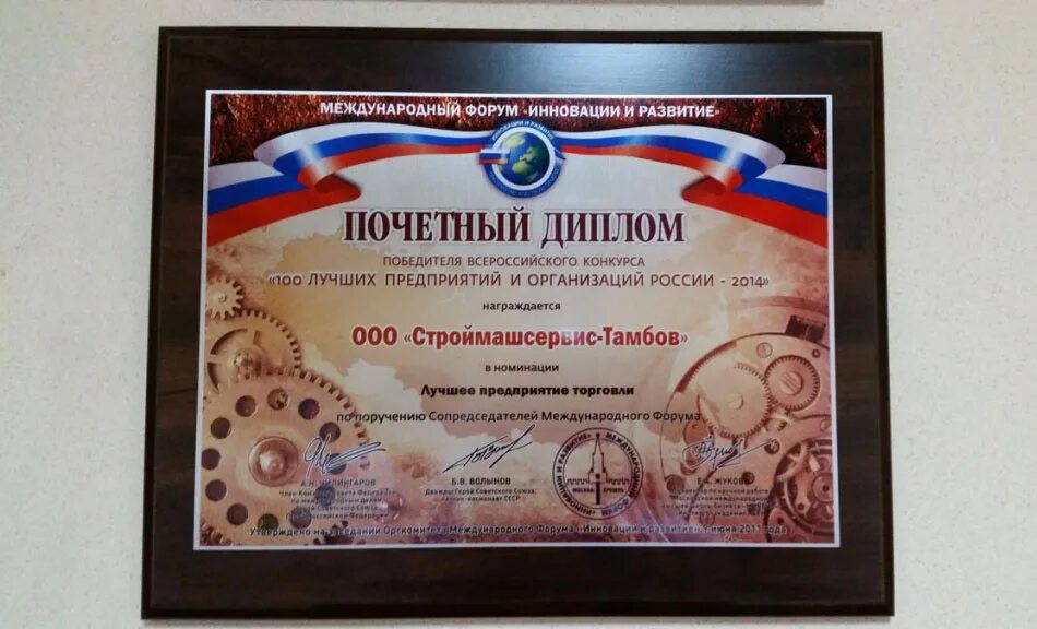 Продовольственный рынок. Лучшее предприятие торговли картинки. Продавец за прилавком. Лучшее предприятие торговли. Покупатель в магазине.