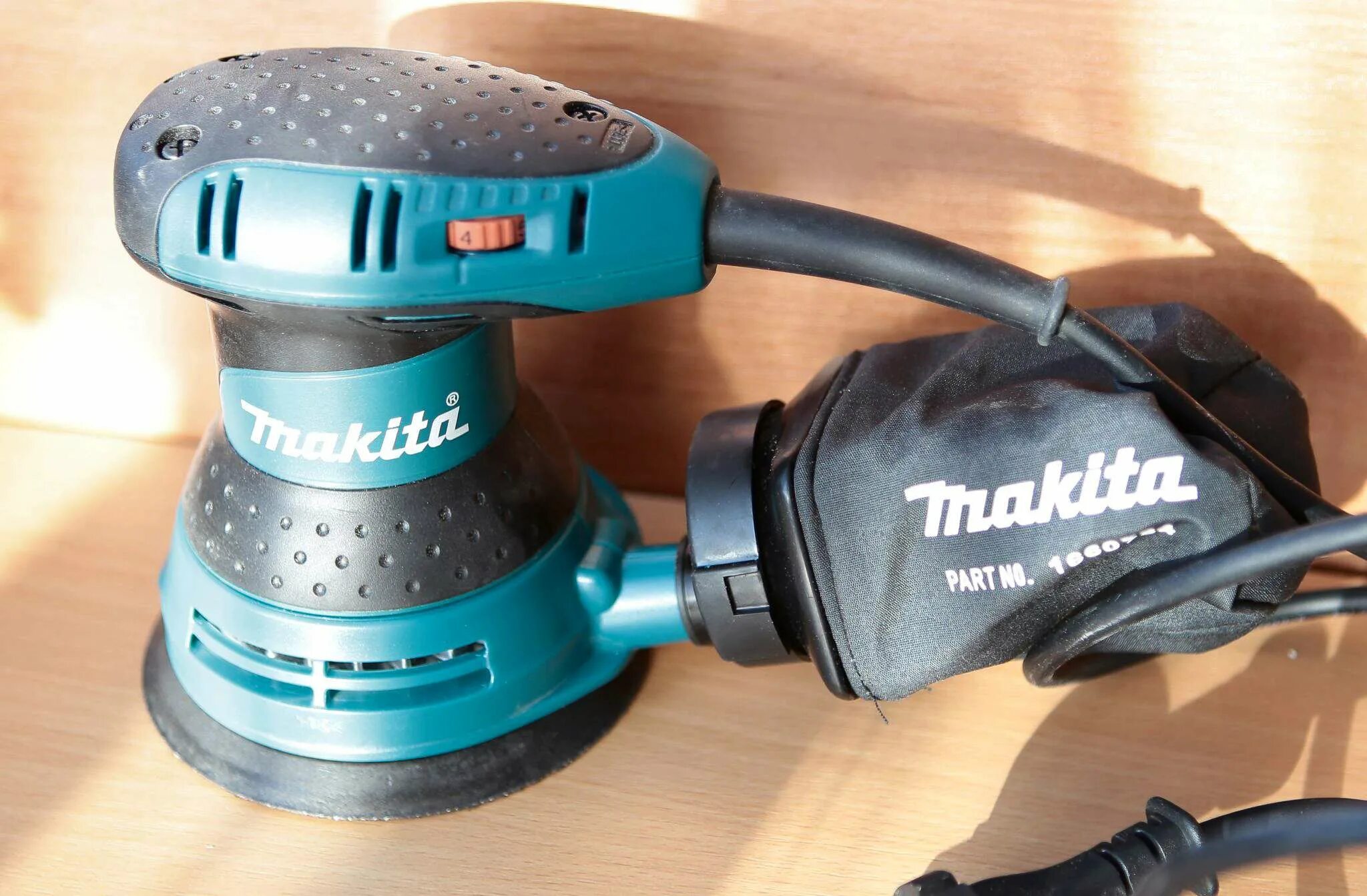 Лучшая эксцентриковая машинка. Эксцентриковая шлифмашина Makita bo5031. Эксцентриковая шлифовальная Макита 5031. Makita bo5031 (bo5031). Эксцентриковая шлифовально полировальная машинка Макита.