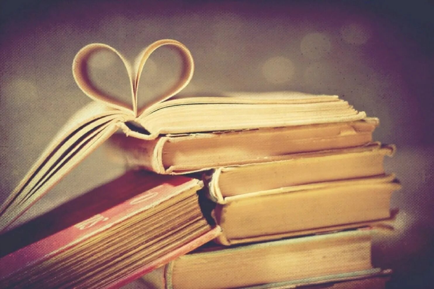Так много книг о любви. Книга в виде сердца. книга о любви. любовь в литературе. люблю книги.