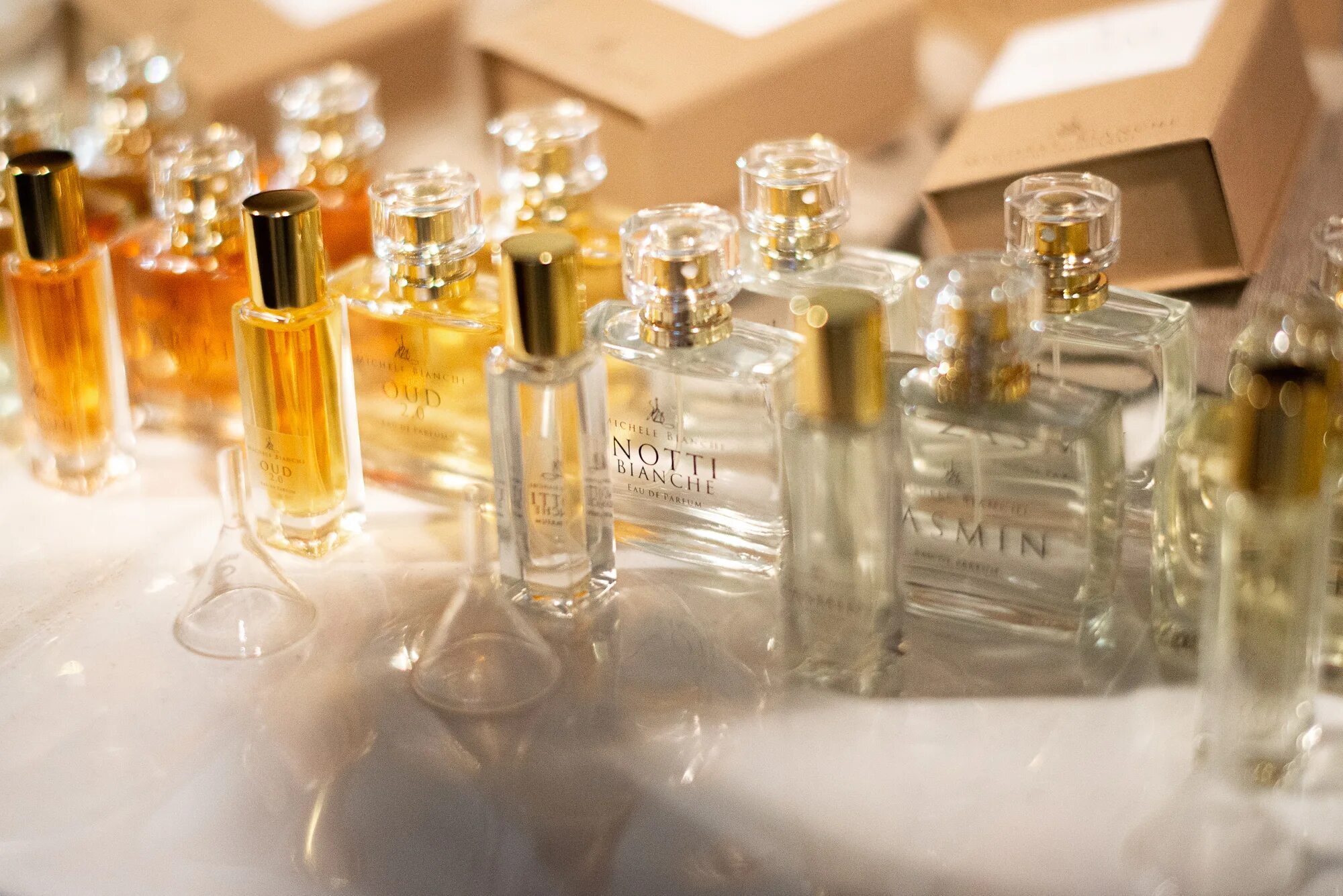 Лаборатория парфюмера. Парфюмер создание духов. Парфюмер профессия. Предметная съемка парфюма. Создание духов.