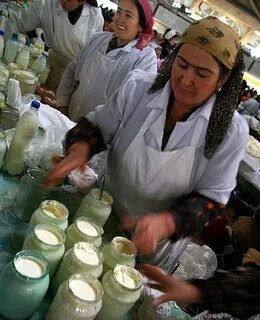 Женщина продает молоко