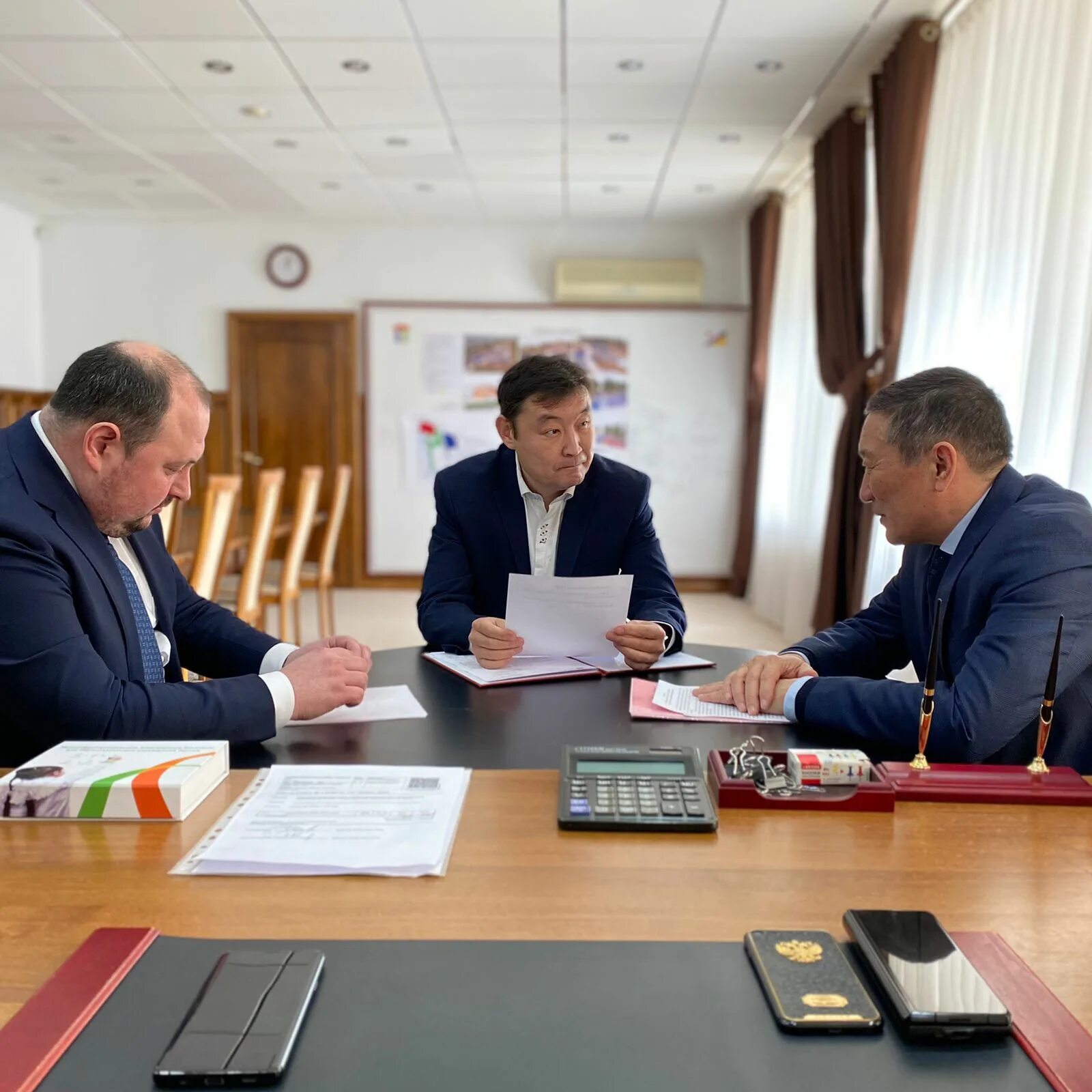 Бугаев мерген александрович. Пао россети юг калмэнерго. Директор начин элиста. Калмэнерго фото. Россети юг элиста.