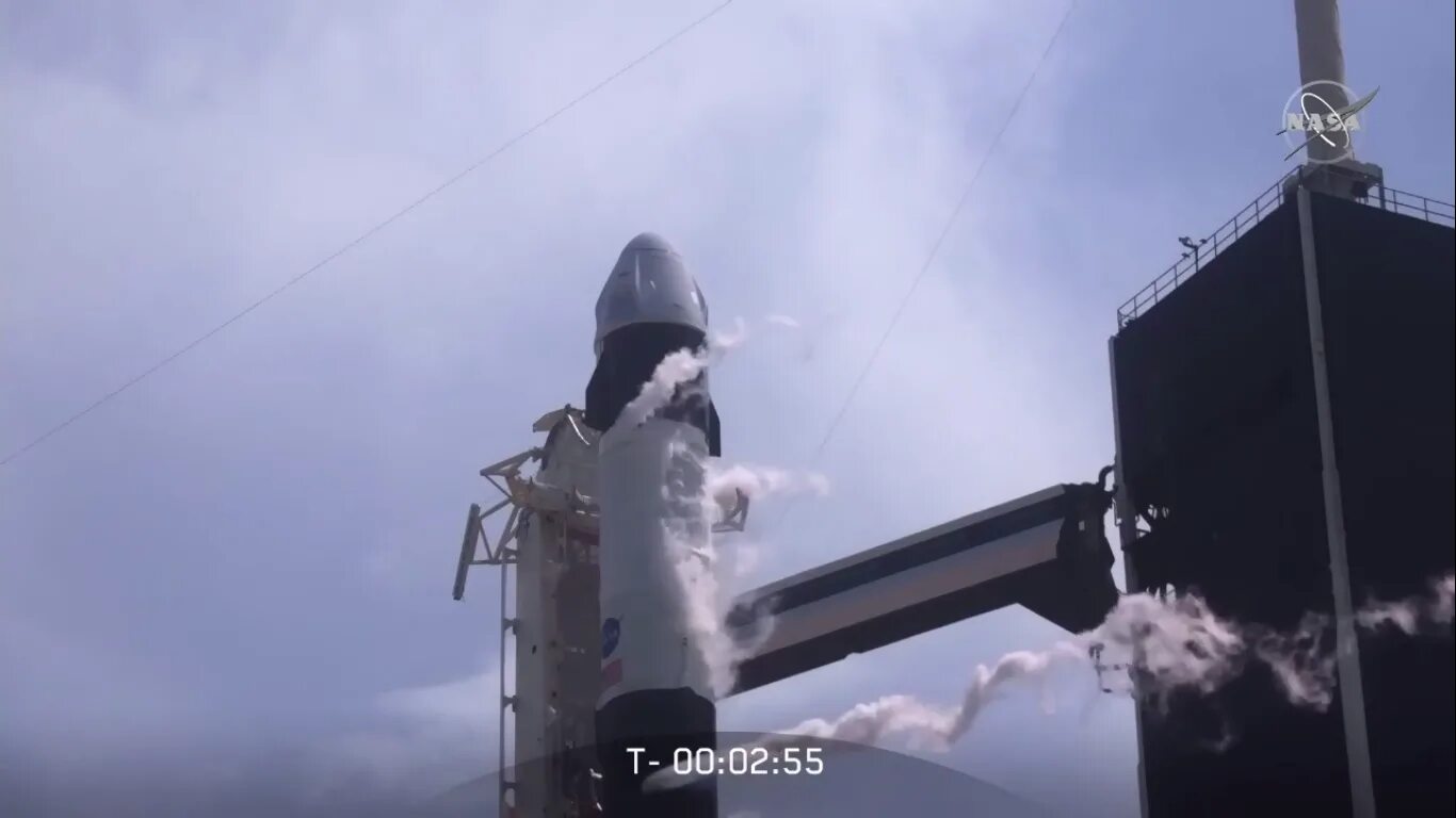 Ракета маска сегодня. Илон Маск Falcon 9. Falcon 9 Crew Dragon. Ракета Crew Dragon. Запуск ракеты маска.