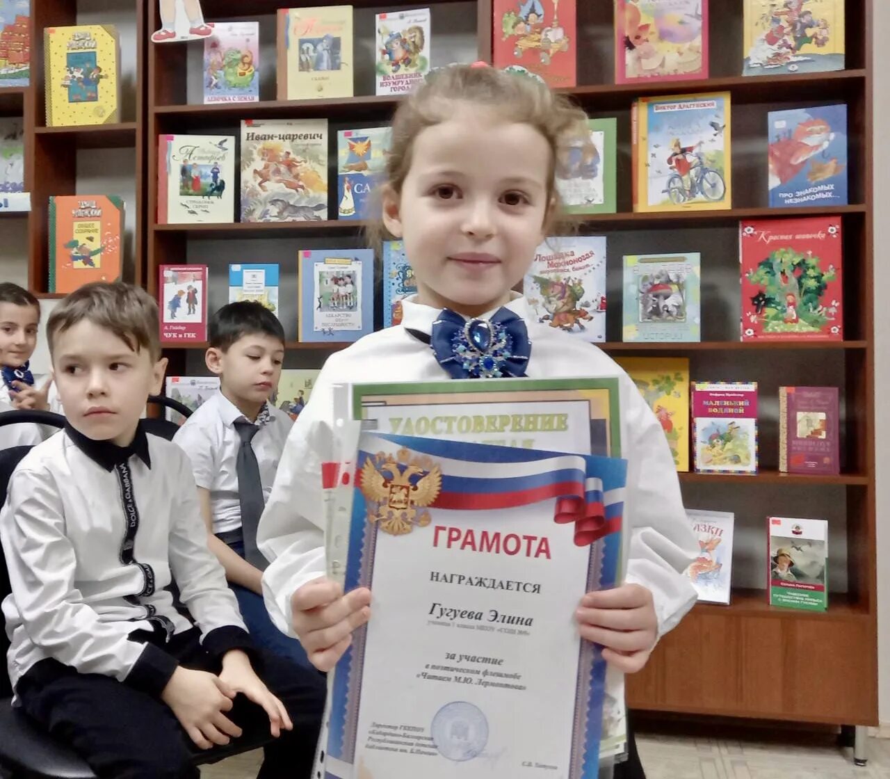 Посвящение в читатели. Выставка для первоклассников в библиотеке. Посвящение в читатели первоклассников. Посвящение в читатели 1 класс в библиотеке. Алаева серпухов библиотека.