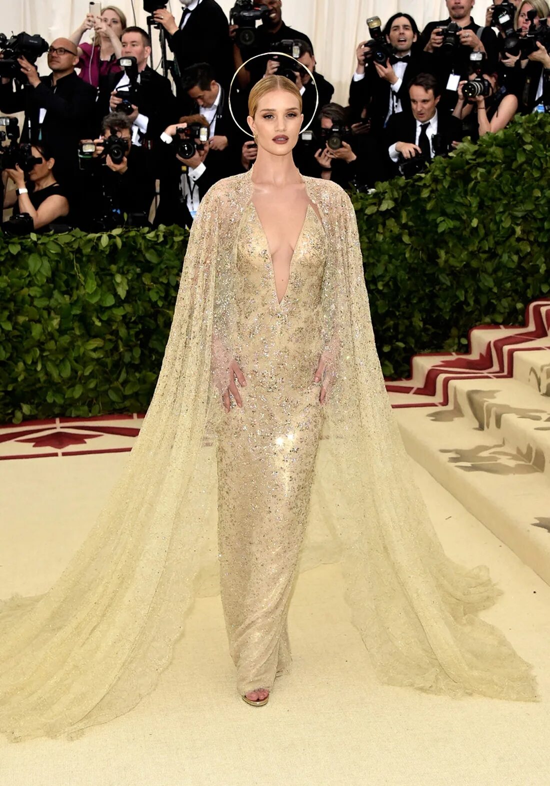 Мета 2018. Роузи хантингтон-уайтли мет гала 2018. met gala 2018 рози хантингтон-уайтли. мет гала 2018. met gala 2018 зендая.