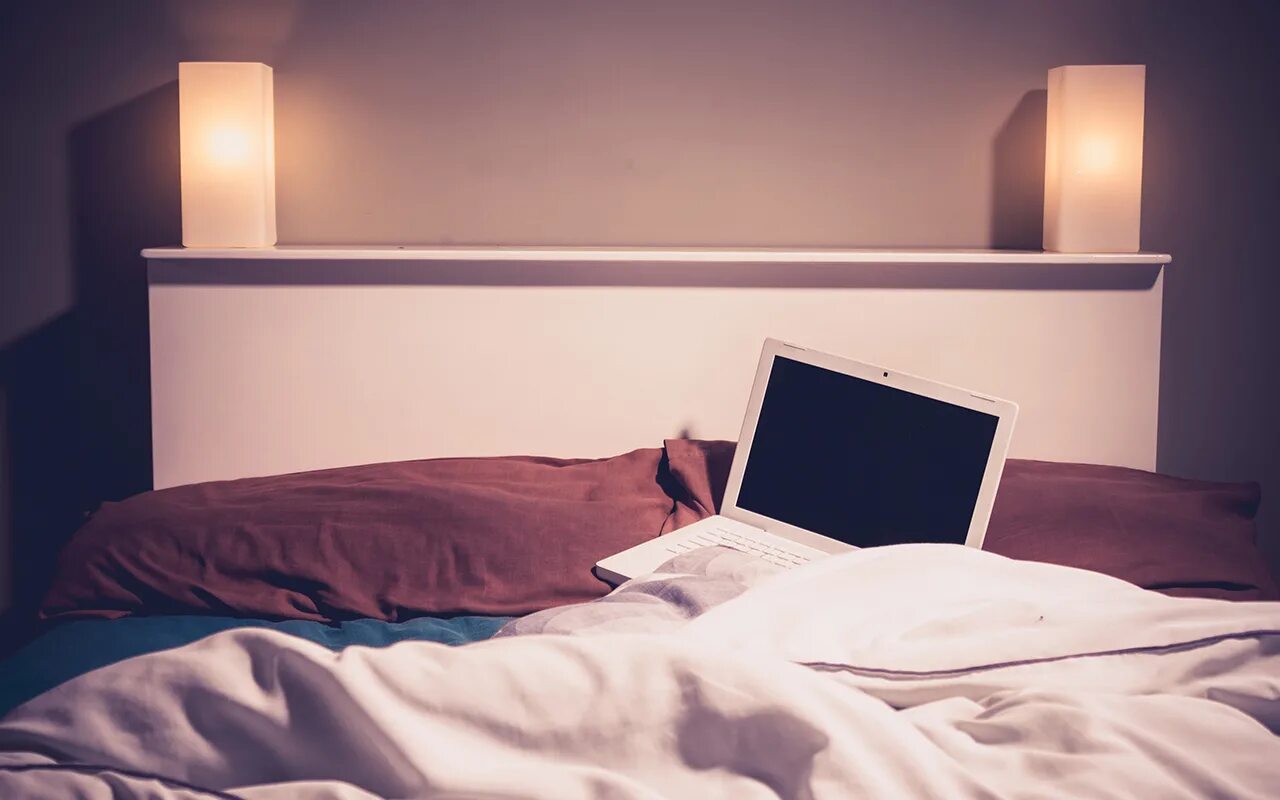 Девушка в кровати от первого лица. Лежит на диване. Мужчина на диване. Девушка лежит. Девушка лежит в постели.