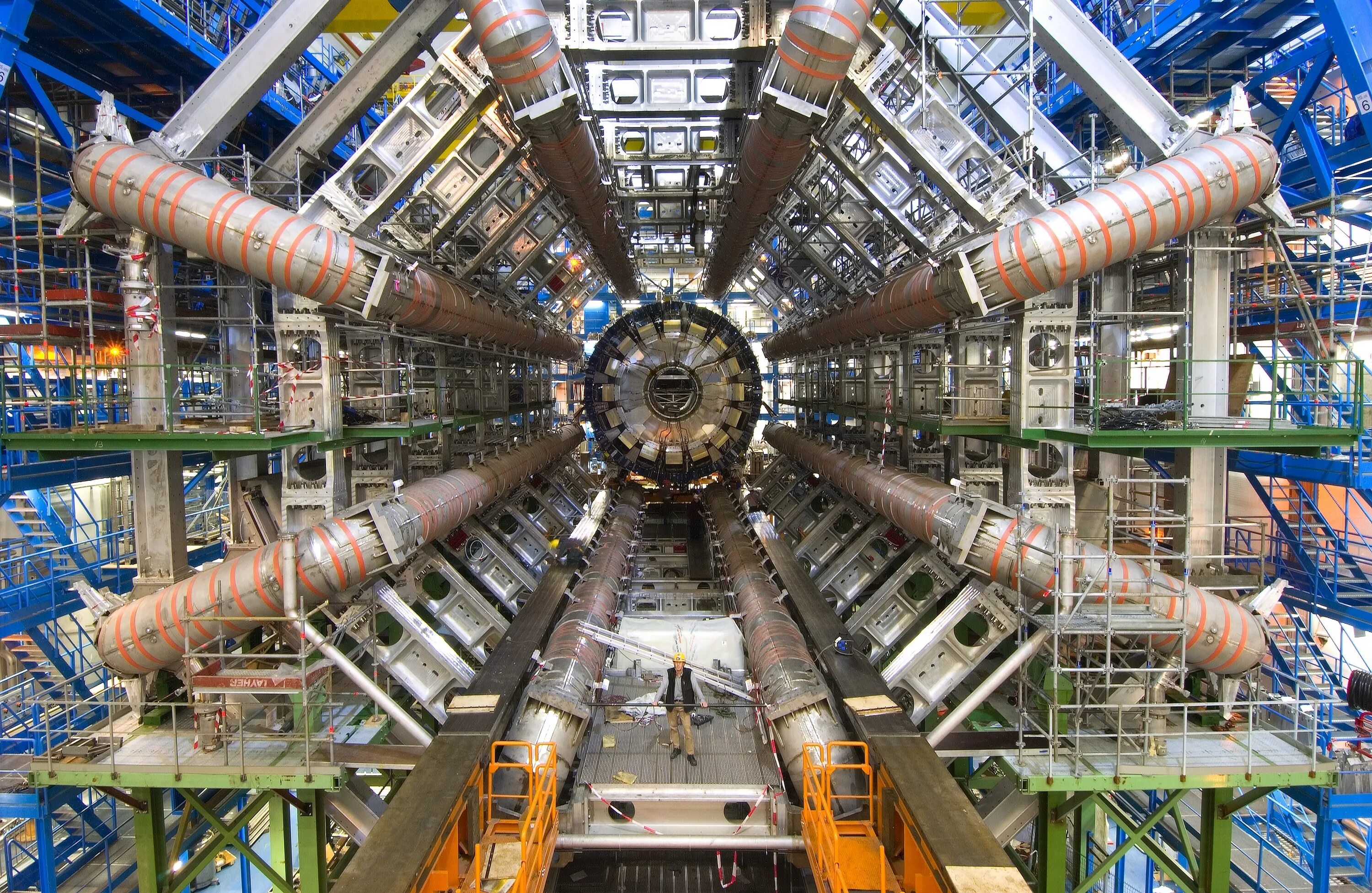 Ускоритель атомных частиц. Адронный коллайдер ЦЕРН. LHCB большой адронный коллайдер. Большой адронный коллайдер 2022. Большой адронный коллайдер в CERN.