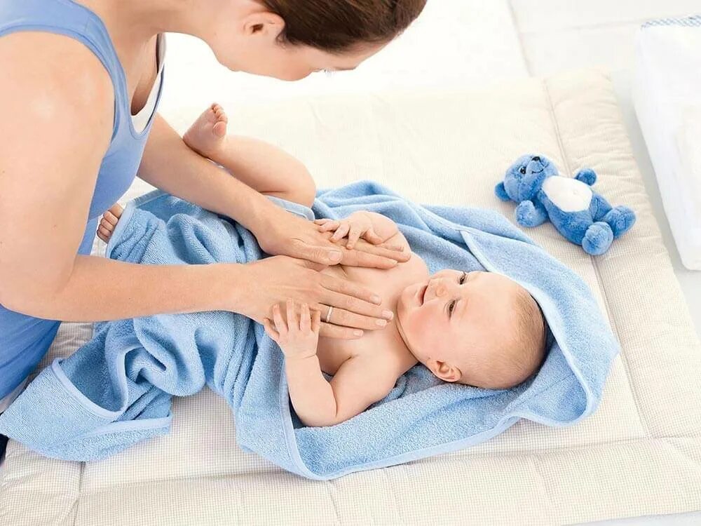 Мать ухаживающая за младенцем. Условия матерям уход за ребенком. Условия матерям уход за ребенком. Утренний туалет грудничка. Рекомендации по уходу за рибаной.