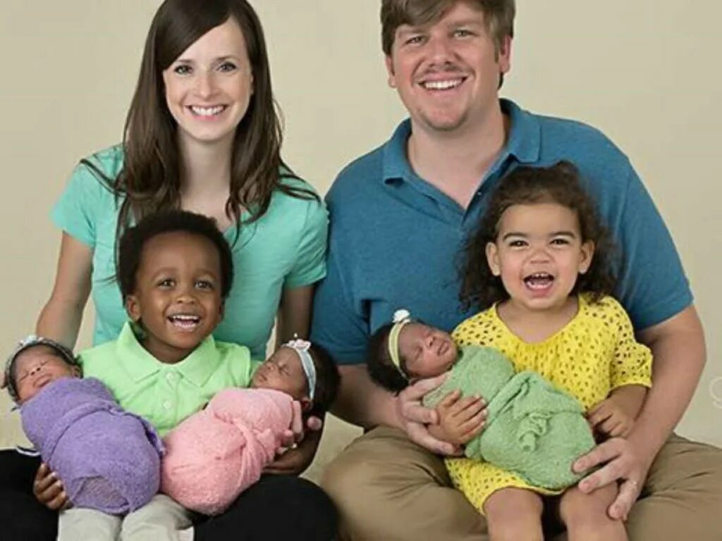 Новорожденный с папой. Они рождаются парой. Они рождаются парой. Фотосессия новорожденного с родителями. Владимир пресняков и наталья подольская.