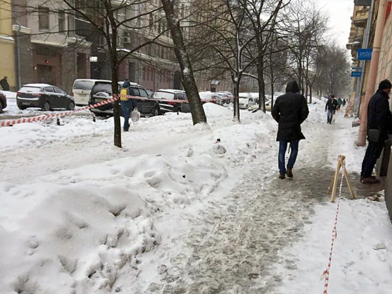 Питер дождь снег. Пожаловаться не убирают снег. Сугроб с хрущевкой. Снег с дождем. Екатеринбург снегопады завалили город.