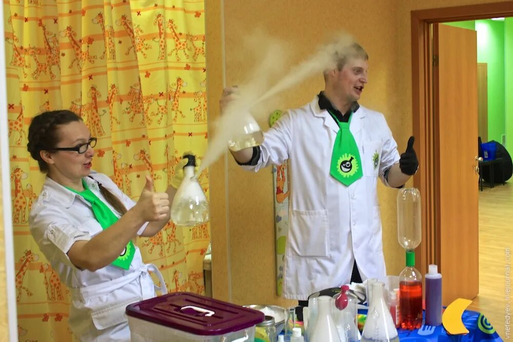 Химическое шоу. Химическое шоу фотозона. Лаборатория фон. Фотозона лаборатория научная. Сумасшедший химик.