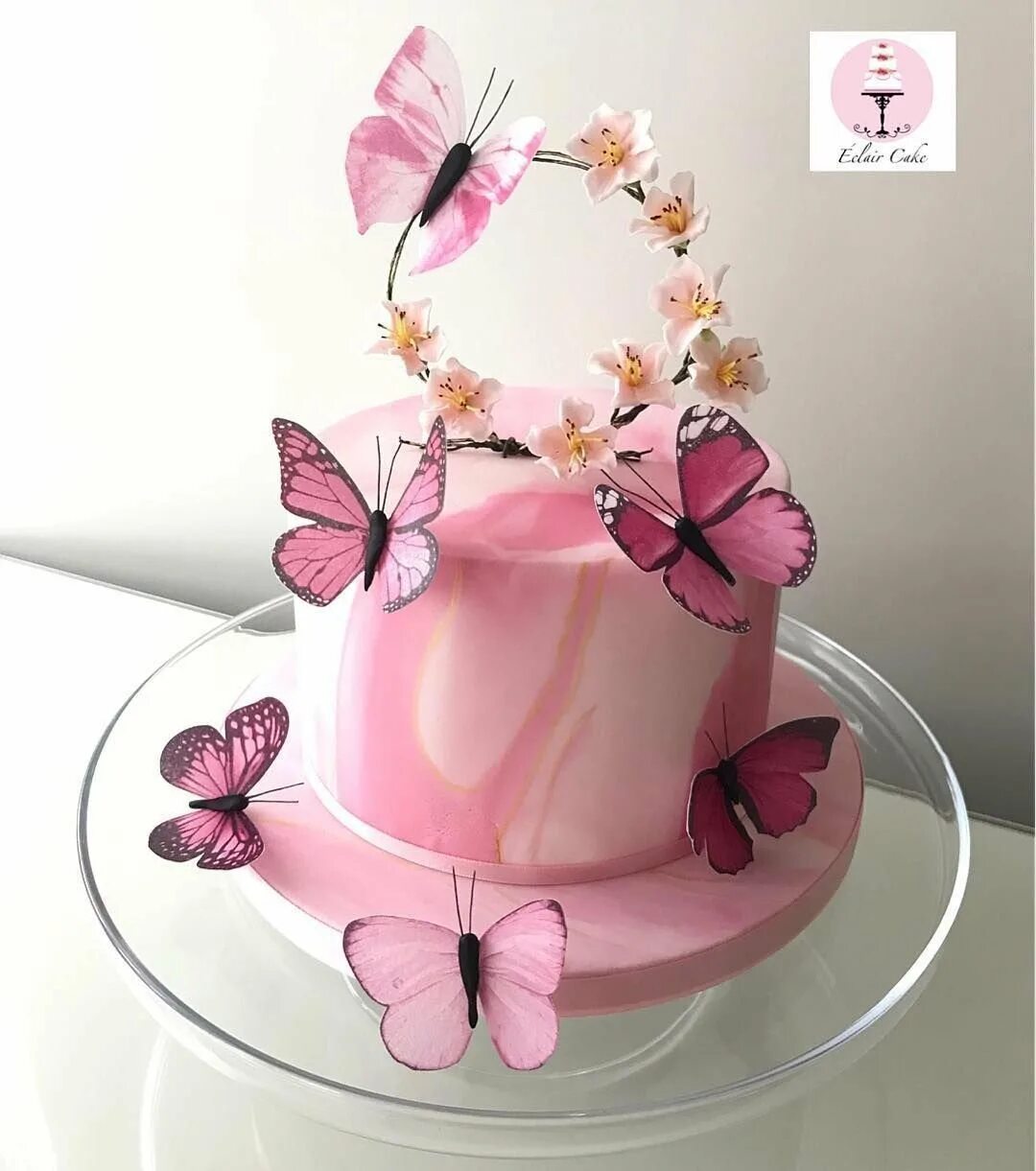 Торт кремовый с бабочками. Голубой торт с бабочками. Торт с бабочками для девочки. Декор торта с бабочками. Тортик с бабочками.