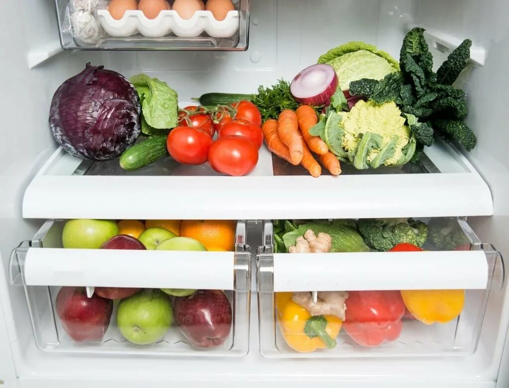 Какие овощи хранить в холодильнике. Холодильник для овощей. Овощи и фрукты хранение. Холодильник с продуктами. Хранение в холодильнике.