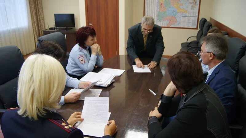 Человек в паспортном столе. Сургуте. Комиссия иностранных граждан. Медицинская комиссия мигрантов. Комиссия иностранных граждан.