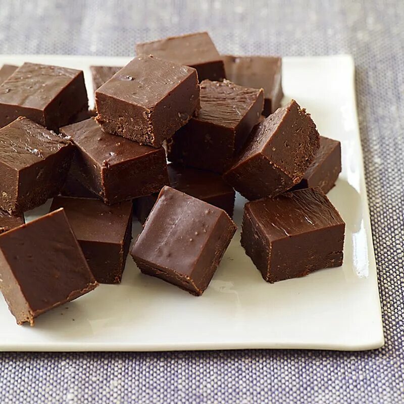 Как сделать шоколад без. Шоколадные конфеты. Домашний шоколад. Шоколадные конфеты из какао. Домашний шоколад и конфеты.