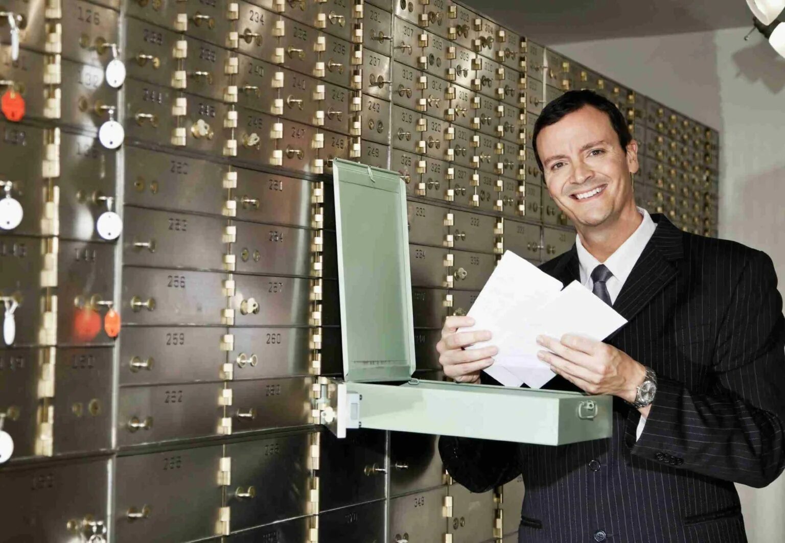 Бизнесмен за столом. Банкир это в истории 6 класс. Банкир фото. Как называют банкиров. Бизнесмен.