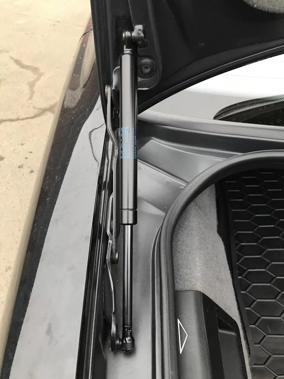 Замена амортизаторов крышки багажника. X5 e70 упор амортизатора багажника левый. Газовые упоры багажника ауди 100 с4. Амортизаторы багажника фокус 2. Газовый упор багажника 900nm.