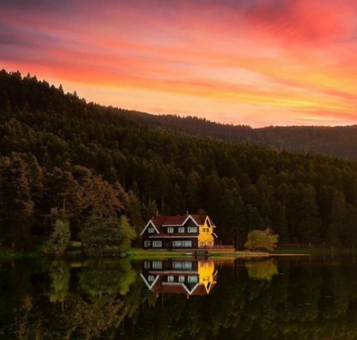 Кэбин у реки. Река тишерек. Заозерье карелия. Тихая речка омск. Река мостки рассвет деревня.