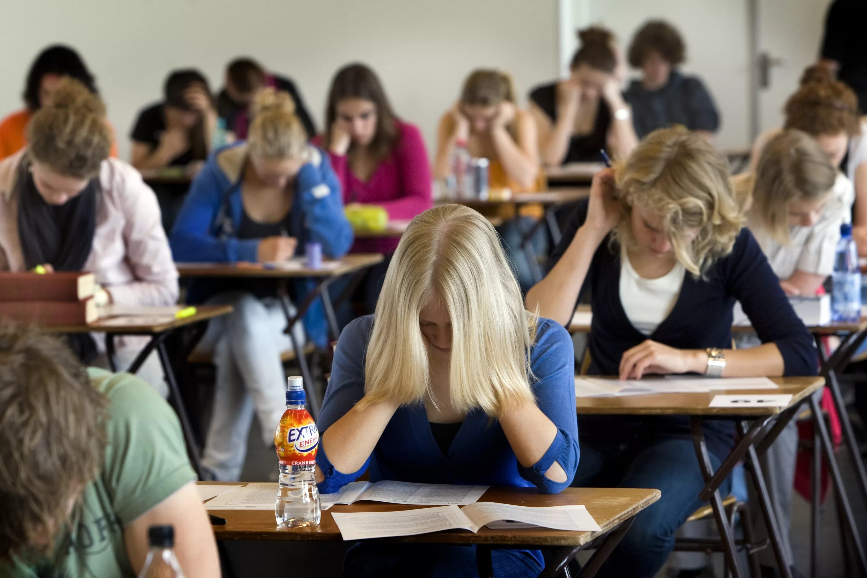 Examination student. Аудитория экзамен. Студент за партой. Студент на экзамене. Тестирование в школе.