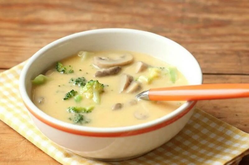 Рецепт сырного супа с грибами шампиньонами. Сырный суп с шампиньонами и брокколи. грибной суп с брокколи. сырный суп с брокколи и грибами. грибной суп с плавленым сыром.