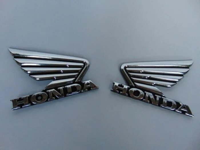 шильдик крылья. крылья из металла. шильдик на крыло автомобиля. шильдик turbo 4matic. металлические крылья.