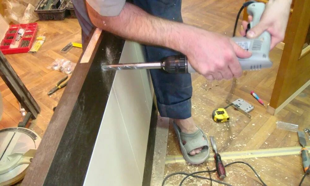 распиленный наличник. распил под 45 градусов. пилим межкомнатную дверь. крепление межкомнатных дверей. сборка межкомнатных дверей.