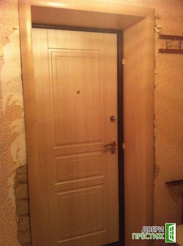 Вторая входная дверь в квартиру. Вторая дверь в квартиру. Входная дверь в хрущевку. Откосы входной двери в хрущевке. Отделка входной двери в хрущевке.