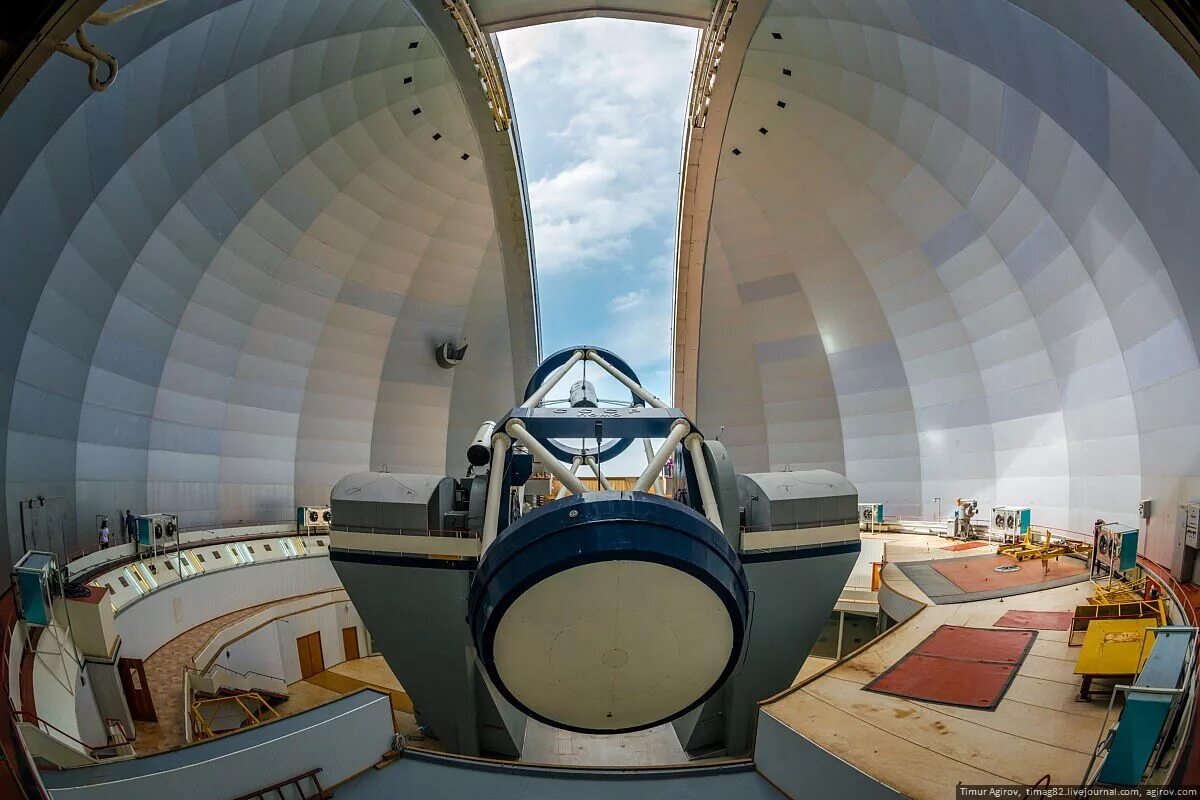 Самый большой телескоп в мире находится. Специальная астрофизическая обсерватория Российской Академии наук. Телескоп БТА Архыз. Оптический телескоп БТА Архыз. Большой телескоп азимутальный БТА СССР.