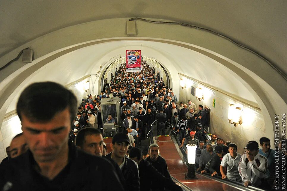 Таджики в метро. Гастарбайтеры в московском метро. московское метро с таджиками. мигранты в метро.