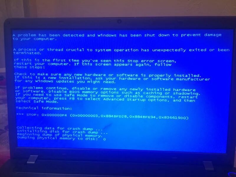 Что делать если вылетает синий экран. Синий экран. Белый экран смерти. Экран смерти на ноутбуке. Синий экран на ноуте.