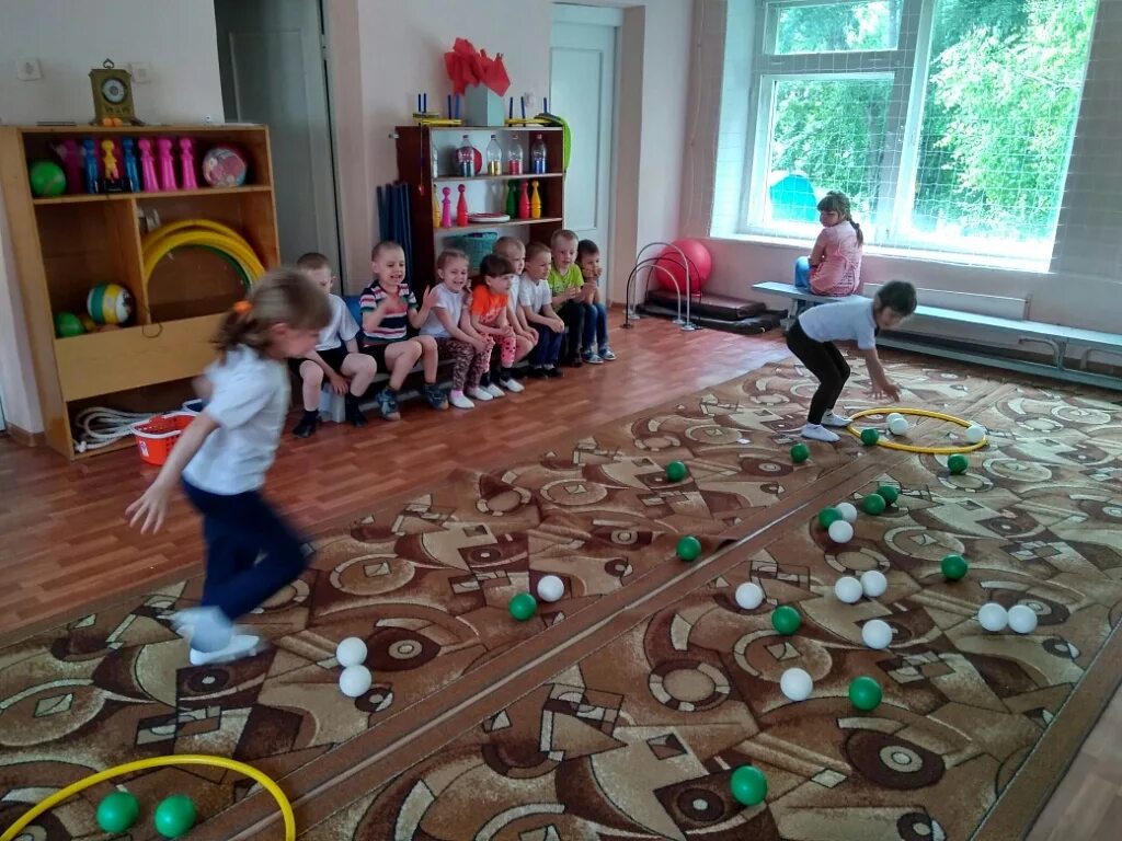 Спортивный досуг в младшей группе. Развлечение с мячами в детском саду. Физкультурный досуга «в стране веселых мячей». Развлечения и досуги в первой младшей группе на год.