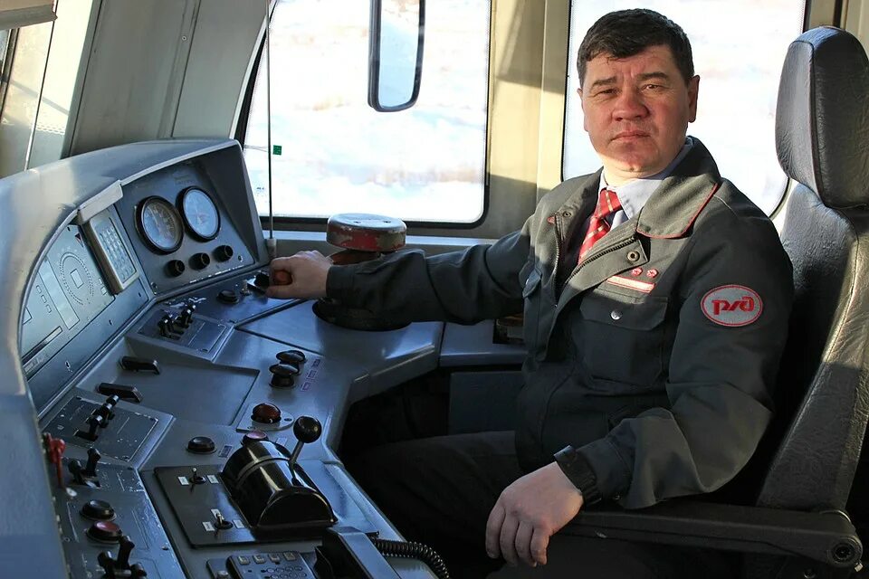 Локомотивная бригада ржд. Помощник машиниста электропоезда ржд. Эксплуатационное локомотивное депо вихоревка. Машинист поезда ржд. Ржд машинистам на андроид.