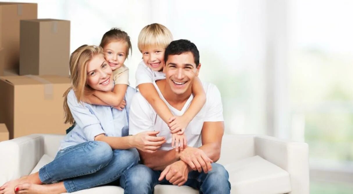 Бонусная семья bonusfamiljen. Счастливый ребенок с родителями. Молодая семья в квартире. Постер семья три 3. Семья в квартире.