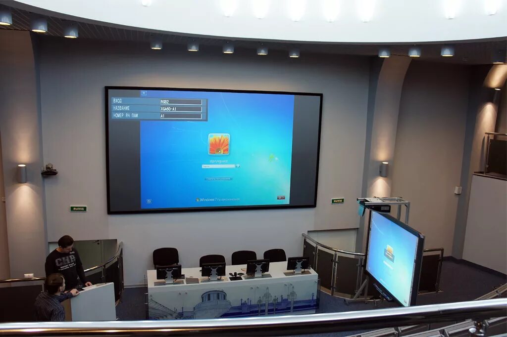 Видеостена для конференц зала. Проектор для конференц зала. Конференц зал с проектором. Зал для конференций. Конференц зал с проектором.