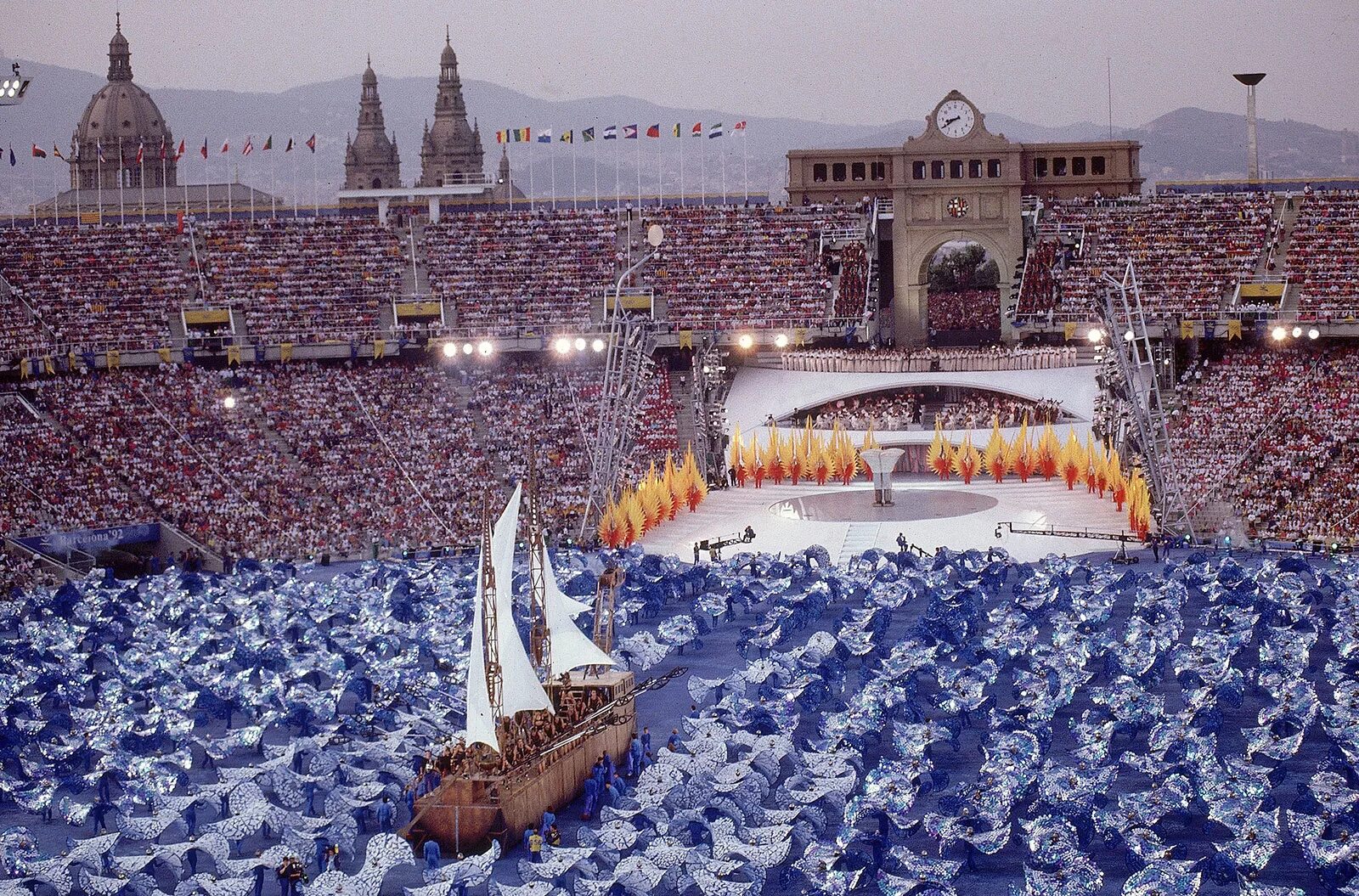 Церемония открытия олимпиады в барселоне 1992. , барселона (испания). Летние олимпийские игры 1992 барселона. Барселона 1992 олимпиада символ. Олимпийские игры в барселоне 1992.