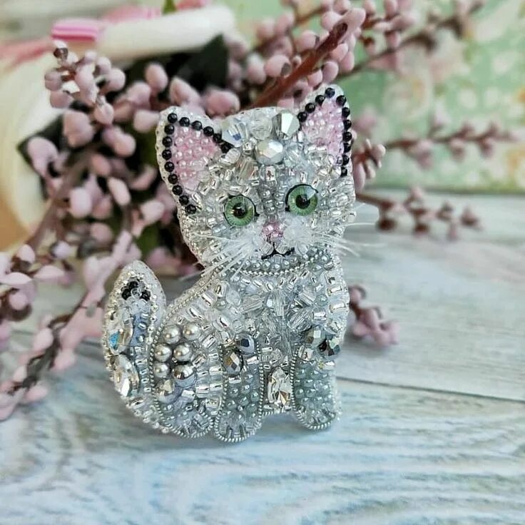 Брошь кот. Брошка котик из бисера. брошь из бисера кот. брошь из бисера котенок. брошь котик из бисера.