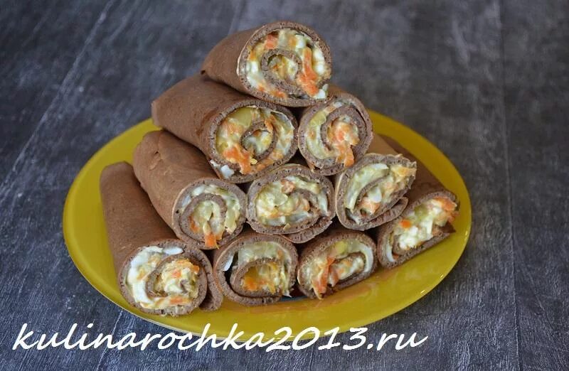 печеночный рулет с творожным сыром. печёночные рулетики с творожным сыром. печёночный трубочки фаршировочные. печёночные рулетики с начинкой. печеночные рулетики.