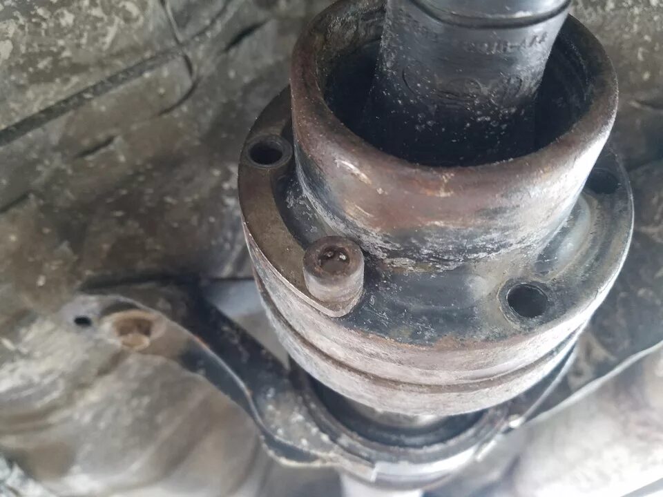 Шрус наружный тойота рав 4. Пыльник шруса тойота раф4. Замена шруса рав 4. Признаки сломанного левого внутреннего шруса рав 4 2004. Внутренний шрус ауди а8 д2.