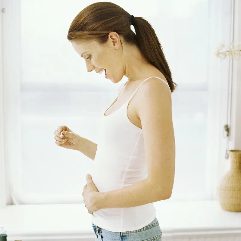 Беременность. Маленький срок беременности. Беременные девушки на маленьком сроке. Токсикоз на первой неделе беременности